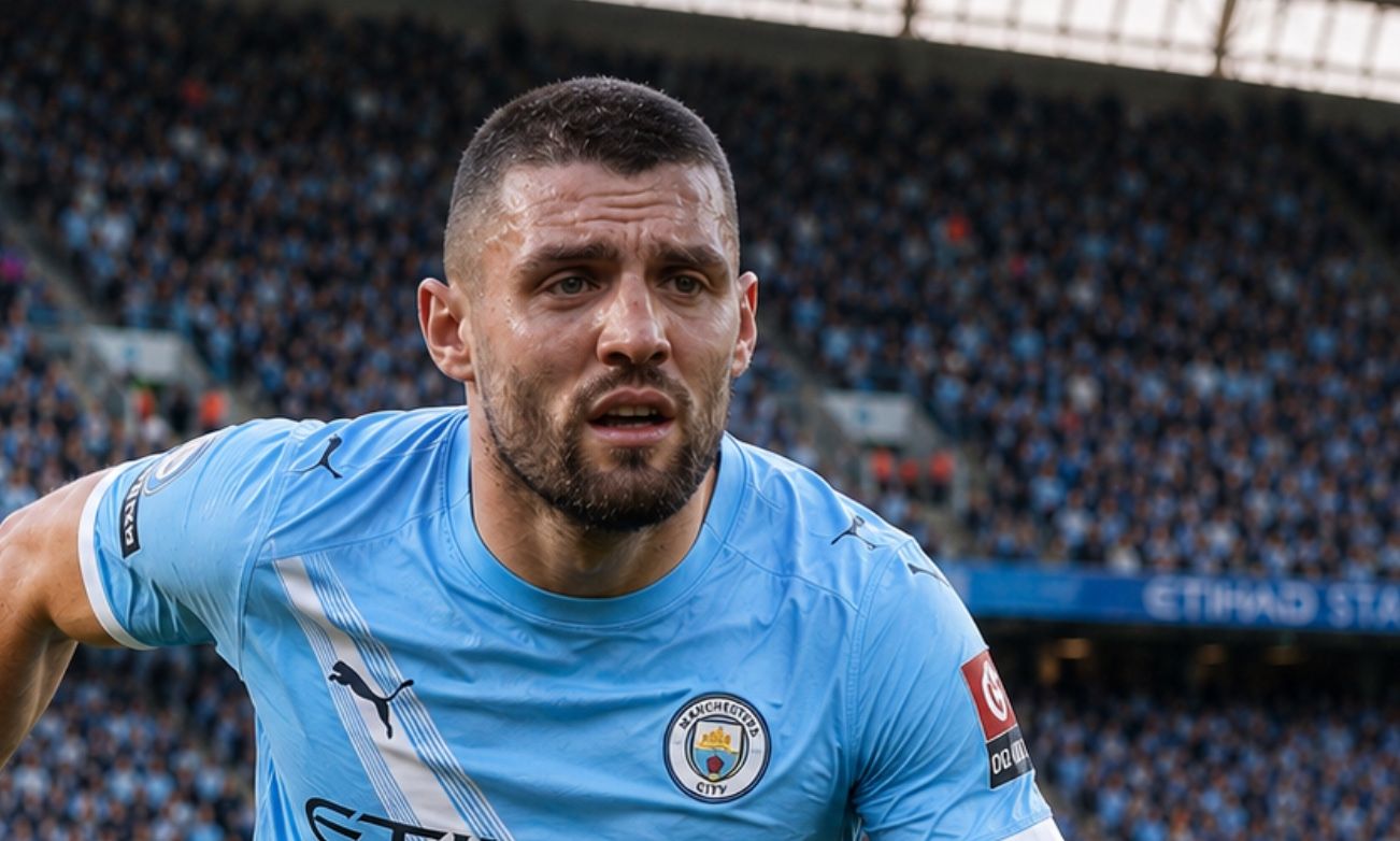 Mateo Kovacic in Manchester City midfield, looking to drive forward with the ball.